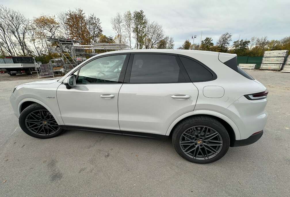 Porsche Cayenne E-Hybrid 3.0 Turbo V6 (346 kW)