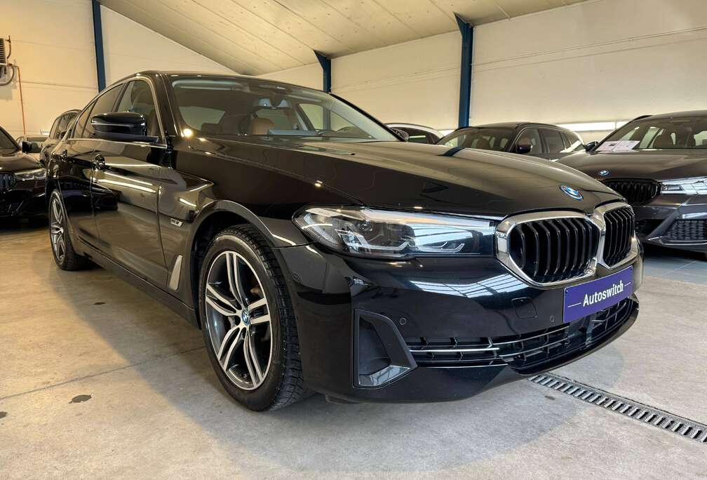 BMW e - Sport Line/ActCruise/Trekhaak/Stuur+zetelverw/Camera/...