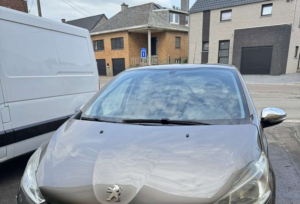 Peugeot 1.2 VTi 82ch BVM5 Allure