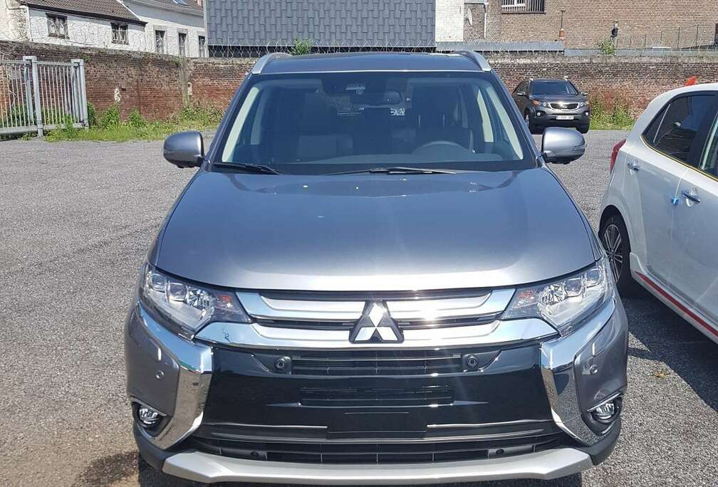 Mitsubishi 2.0i 4WD Instyle Premium CVT