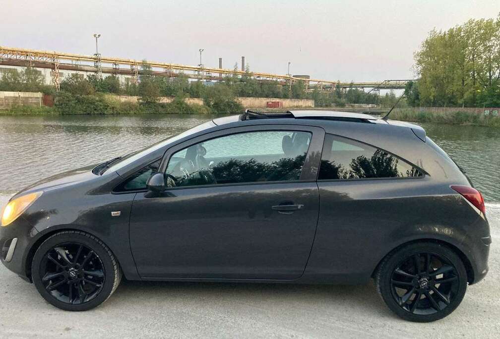 Opel 1.2i Black Edition