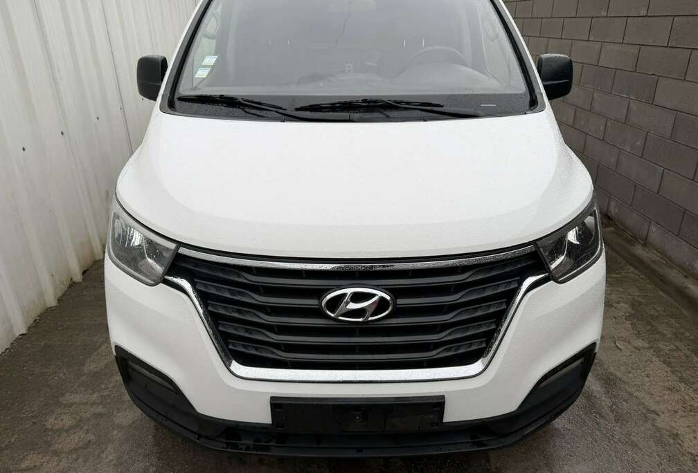 Hyundai clim gps carplay 3 places  2 portes latéral