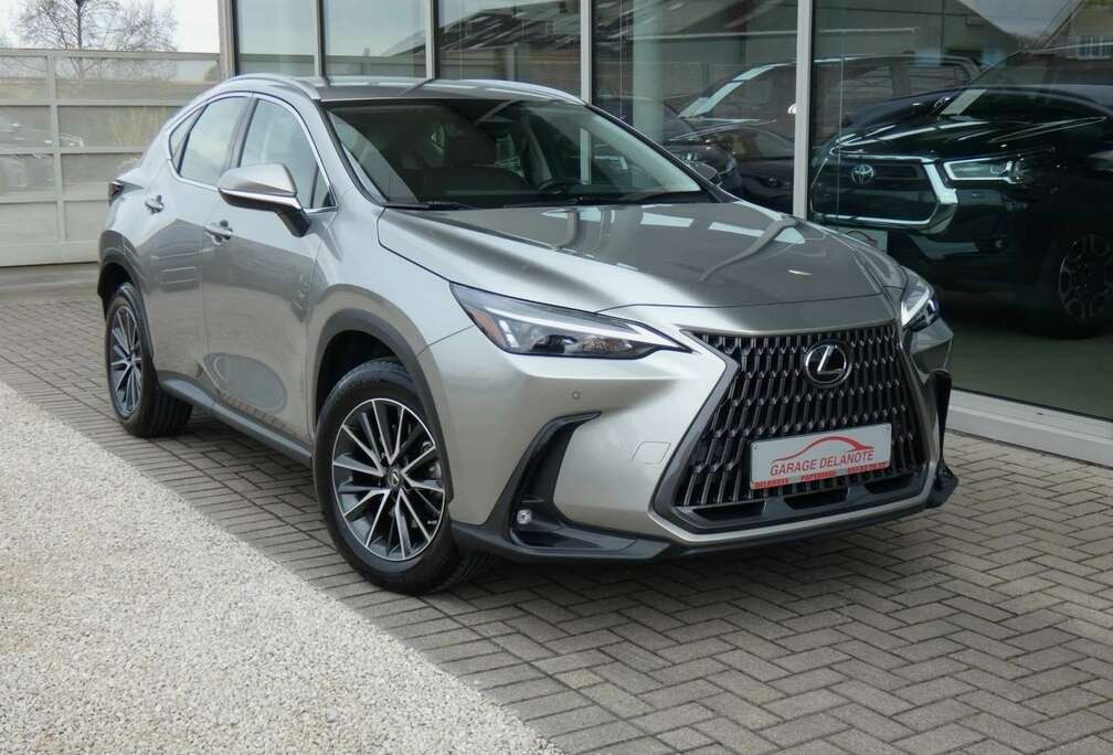 Lexus Business line +LEDER +Zetelverwarming +Groot scherm +Parkeersensoren +Parkeercamera +Elektrische koffer +SET WINTERBANDEN