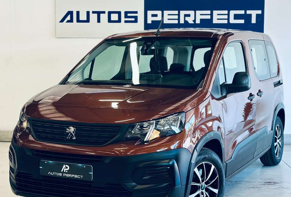 Peugeot 1.2 *18.274KM* PDC NAVI CLIM CRUISE SOS ISOFIX BLUETOOTH