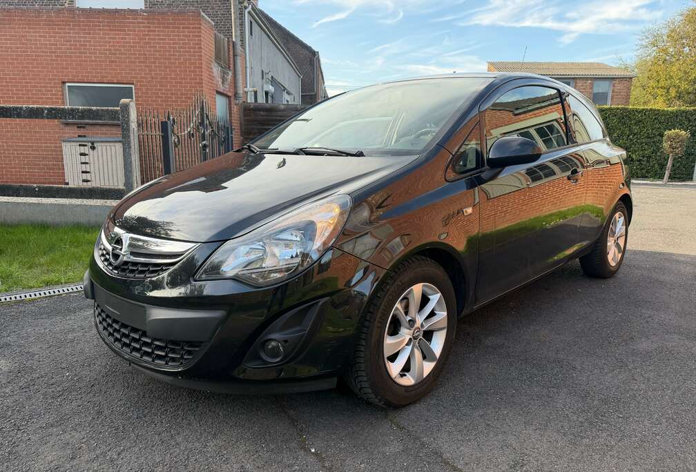 Opel Corsa 1.2i Black Edition