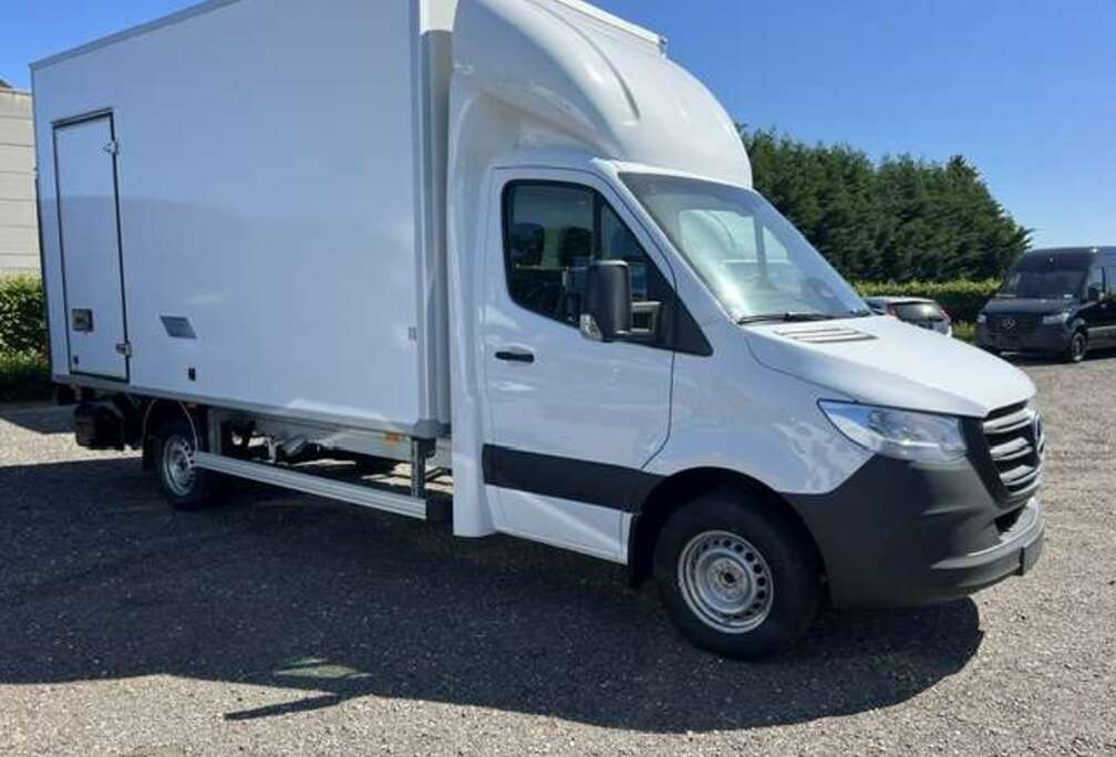 Mercedes-Benz 317 box + laadlift € 55800 ex btw