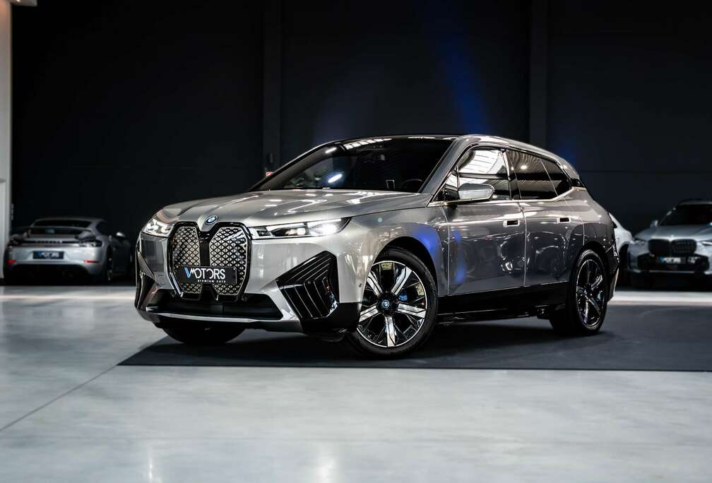 BMW M60 - 111.5 kWh  - Achterasbesturing - Massage - HUD - Pano - 360 - B&W 4D - Stuurwielverwarming - 4 zones