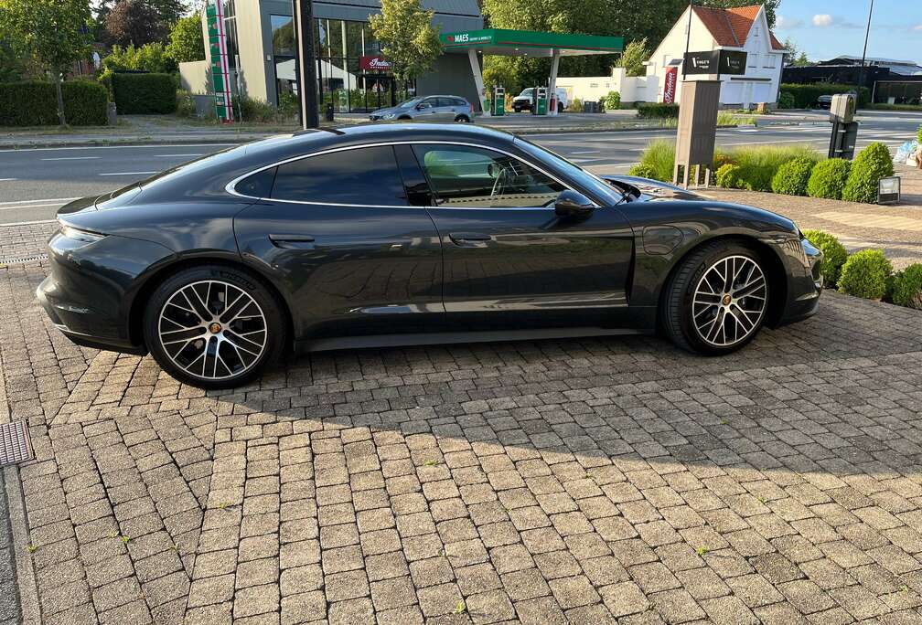 Porsche Taycan 79.2 kWh Taycan