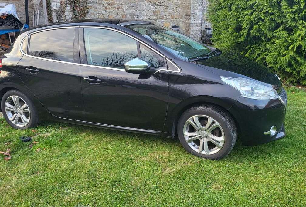 Peugeot 208 1.2i Allure - Marchand/Export