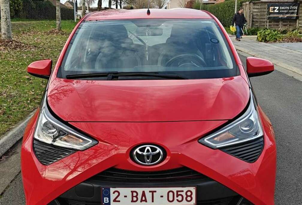 Toyota x-shift x-play