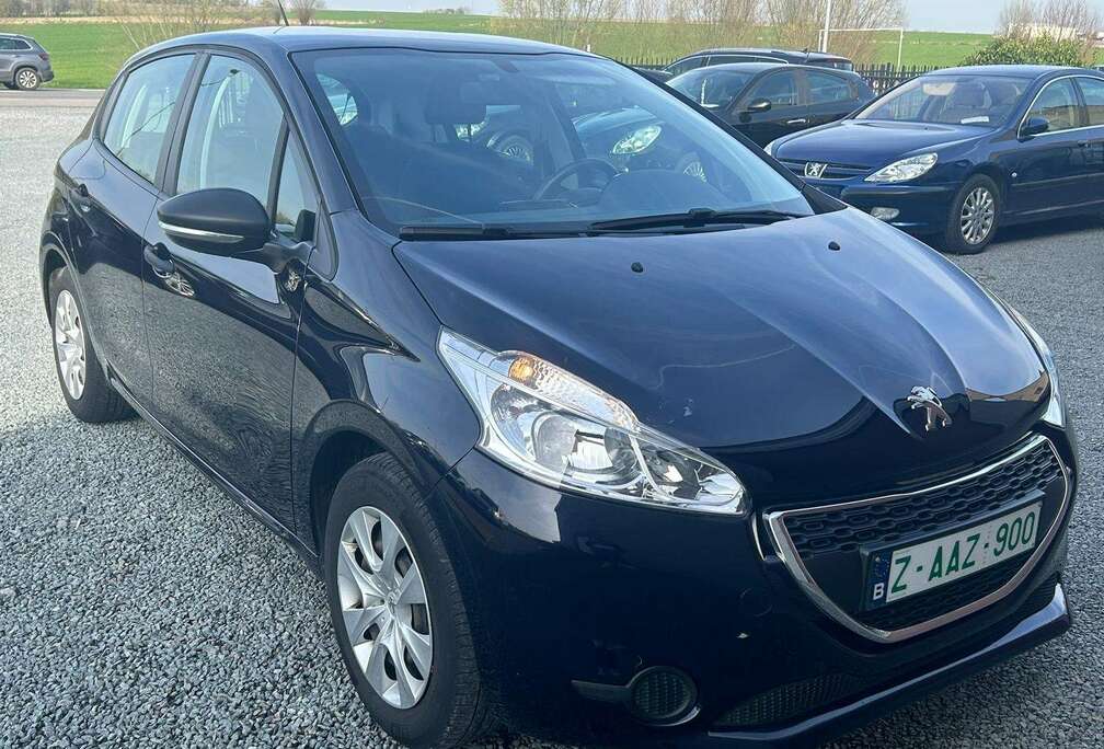 Peugeot 1.2L BENZINE. 87700 KM. 2014. 5900 EURO