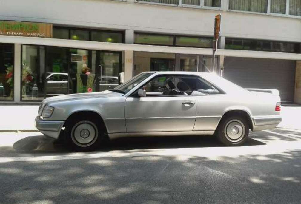 Mercedes-Benz W124 E220 Coupé