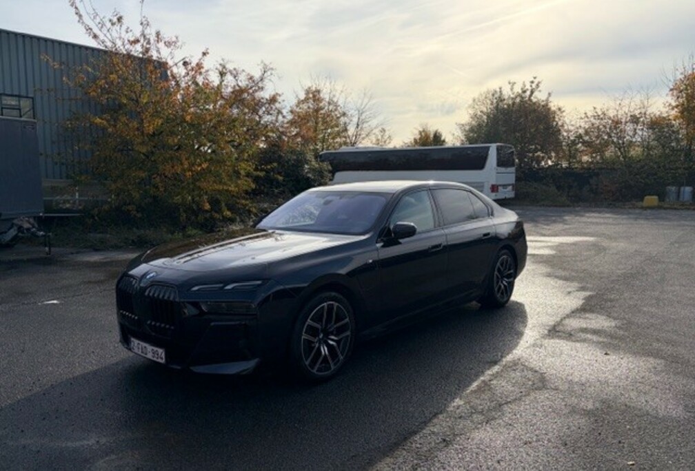 BMW 750e CarbonSchwartz / Pano / 8K TV / trekhaak 
