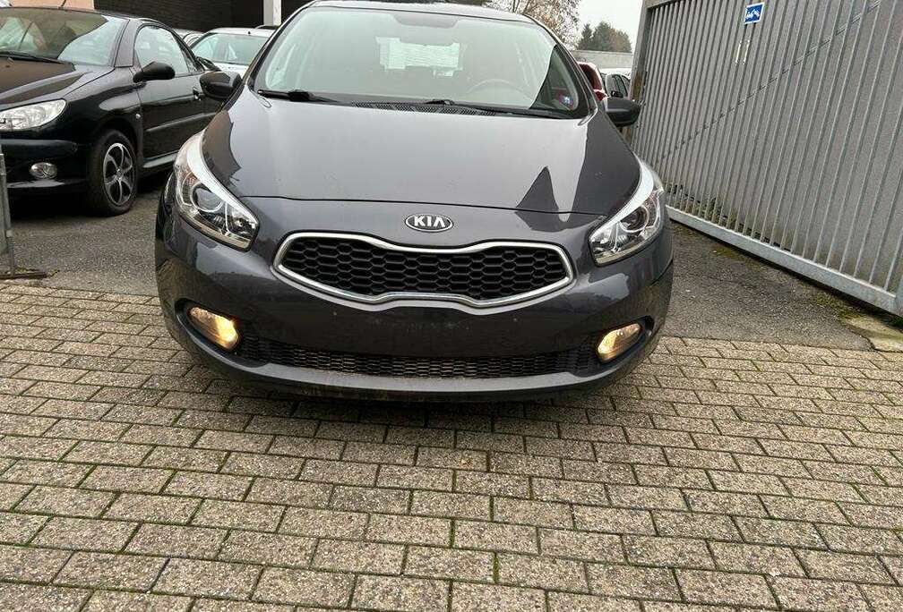 Kia Cee\'d 1.4i World Edition 12 mois de garantie