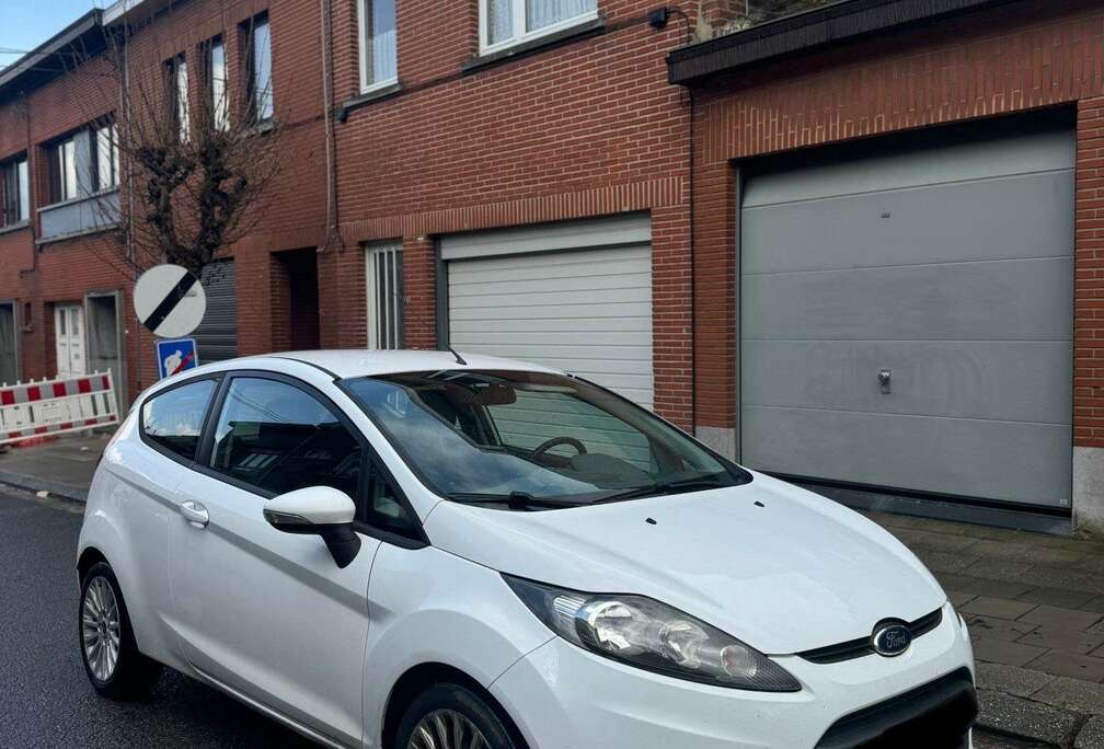 Ford Vend Ford fiesta 1.6 Démarre et roule parfaitement