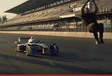 Waanzinnig: salto over Formule E-wagen #1