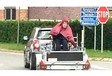 INSOLITE – Il transporte une personne en chaise roulante dans une remorque ! #1