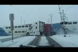 INSOLITE – Un camion éventré par un train #1