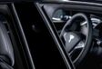 De Autopilot van Tesla stopt nu ook voor rode lichten en stopborden #1