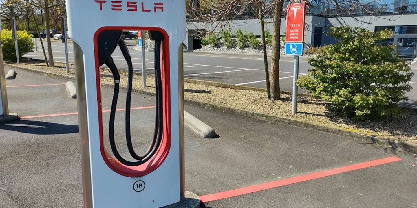 Tesla ajoute 1000 bornes à son réseau européen de Superchargers