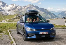 Famille belge en vacances en voiture - Photo IA