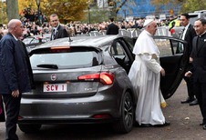 ONGEZIEN – paus Franciscus in Fiat Tipo