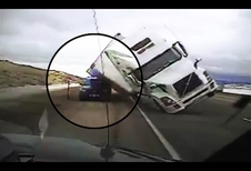 Vrachtwagen wordt omvergeblazen