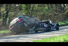 Une Morgan harponnée par une Peugeot