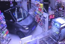INSOLITE – il entre dans un magasin avec sa Smart