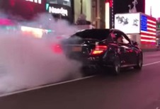 INSOLITE – Il burne sur Times Square et renverse un policier