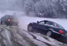 BIJZONDER – Audi 80 bevrijdt BMW uit de sneeuw