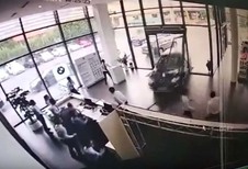 BIJZONDER – Verkeerd ingetrapt pedaal leidt tot vernielde showroom