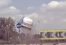 INSOLITE – Il oublie le rond-point et décolle.