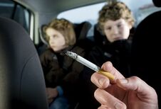 Fumer au volant avec enfants à bord : 1000 euros !