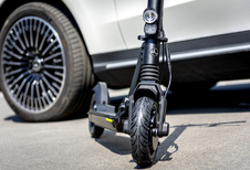 Mercedes a sa trottinette
