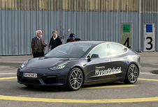 Oostenrijker maakt Tesla Model 3 ‘beter’ met benzinemotor