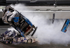 Daytona 500 ontsierd door zware crash - Video