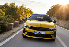 Opel Astra PHEV zet achtervolging in op VW Golf eHybrid