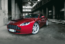 ASTON MARTIN V8 VANTAGE : De Schone is het beest