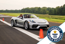 16-jarig meisje zet nieuw slalomrecord met Porsche 718