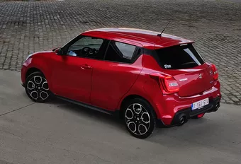 Suzuki Swift Sport Hybrid - vlammen op 48 volt