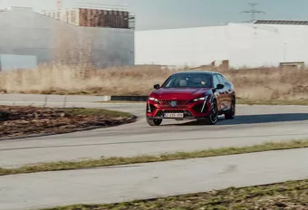 Peugeot 408 Plug-in Hybrid 225 (2023) - in detail