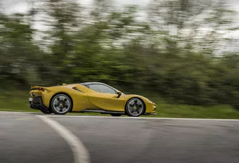 Ferrari SF90 Spider (2023) - topless Stradale getest