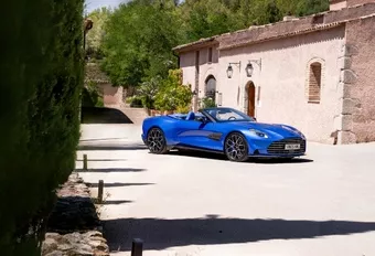 Aston Martin Vanquish Volante (2025) - Vrije V12