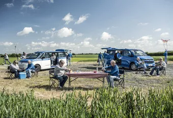 Welke kiezen: Volkswagen Caravelle 2.0 TDI 170 vs. Volkswagen Multivan 2.0 TDI DSG7 Long