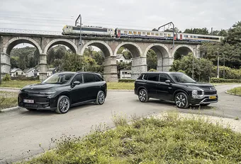 Leapmotor C10 REEV vs. Mitsubishi Outlander PHEV: Deux salles, deux ambiances