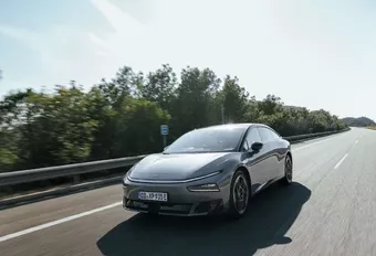 Review Xpeng P7+ (2026) - slanke limousine met snelle laadtijden en scherpe prijs