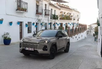 Toyota RAV4 (2026) — La maturité du pionnier