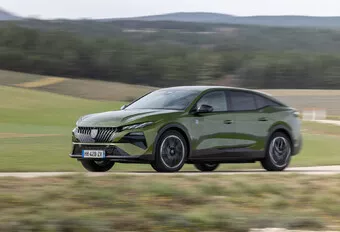  Review Peugeot E-408 (facelift 2026) - vechten tegen de bierkaai?