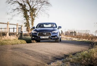 Infiniti Q60 2.0t : décalée